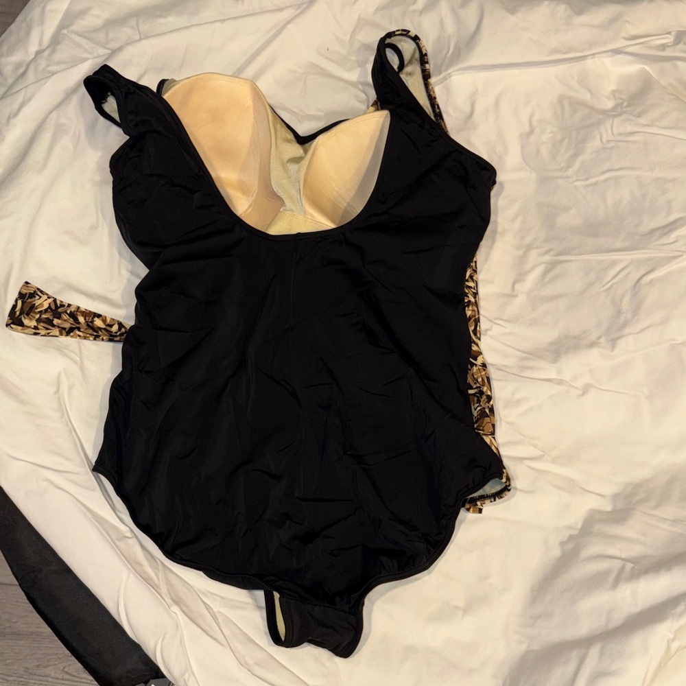 Leaf Pattern One-Shoulder Swimsuit - Picture 2 of 3